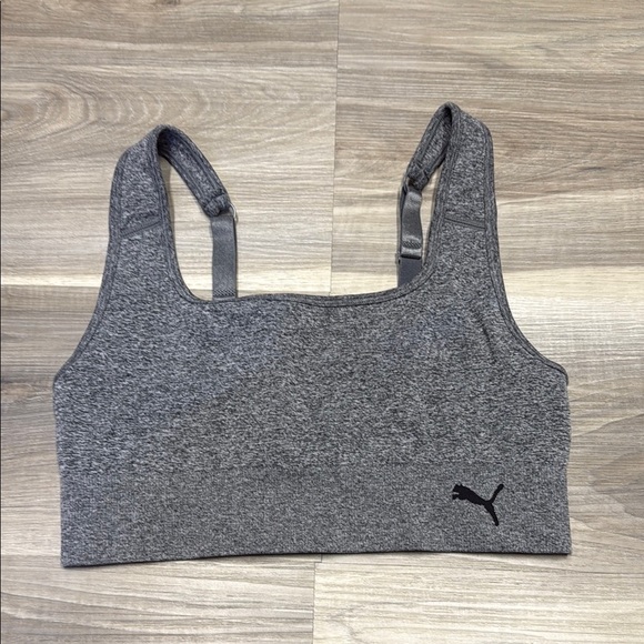 🏴 Puma Gray Seamless Sports Bra size medium - Picture 1 of 6